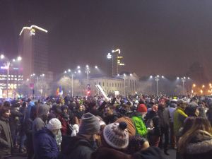 Oamenii au început să se strângă în faţa Guvernului şi să protesteze, împotriva adoptării ordonanţei graţierii. Se strigă: "Hoţii!"