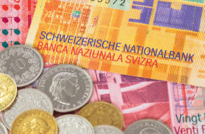 "Soluţia de conversie a creditelor în CHF oferită de Raiffeisen - o nouă ţeapă"