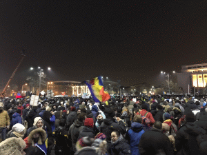 Peste 4.000 de persoane protestează în Piaţa Victoriei