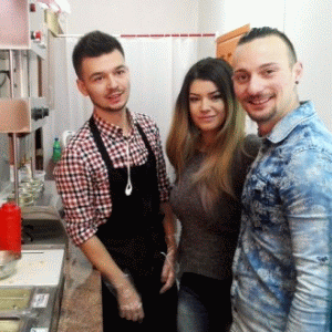 Trei tineri braşoveni vând pizza la con 