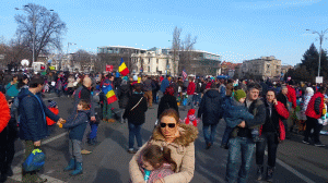 Aproximativ 500 de părinţi şi copii, la "Lecţia de educaţie civică" din faţa Guvernului