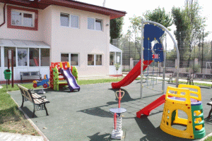 Poliţia Capitalei s-a autosesizat în cazul unei educatoare înregistrate în timp ce agresa verbal un copil
