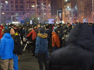 Aproximativ 30 de părinţi cu copii, la "protestul copiilor" de la Sibiu