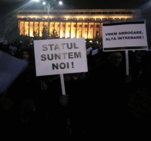 Zeci de oameni protestează în Piaţa Victoriei 