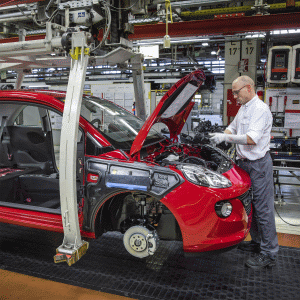 "Peugeot" promite că va respecta toate contractele de muncă ale angajaţilor "Opel"