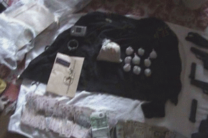 Aproape 2,5 kilograme de droguri, confiscate de poliţişti de la traficanţi din mai multe grupări