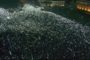 Protest în Piaţa Victoriei (Sursa foto: Captură Youtube)