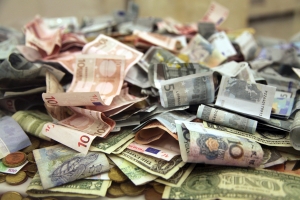 Euro s-a apreciat la 4,5160 lei