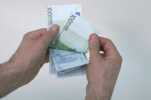 Euro a fost cotat la 4,5328 lei, peste referinţa de ieri