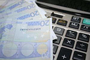 Euro a fost cotat la 4,5362 lei, peste referinţa de ieri