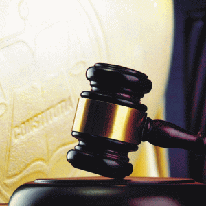 CCR amână decizia pe legea care interzice persoanelor condamnate penal să ocupe funcţii în Guvern