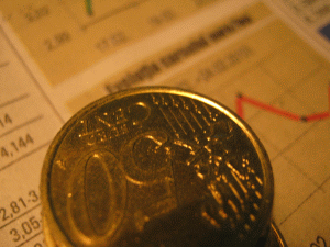 Euro a fost cotat la 4,5512 lei, peste referinţa de ieri