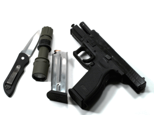 90 de pistoale cu gaz descoperite în colete aruncate pe un câmp din Argeş