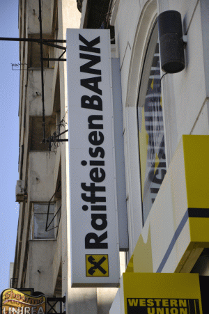 BNR: "Banca centrală nu este abilitată să intervină în relaţiile contractuale dintre bănci şi clienţi"