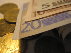 Euro a fost cotat la 4,5627 lei, sub referinţa de vineri