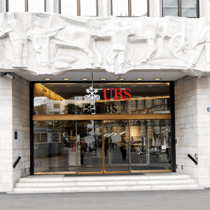 UBS va taxa conturile de peste un milion de euro