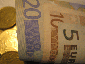 Euro a fost cotat la 4,5555 lei, sub referinţa de ieri