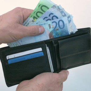Grecii au reînceput să retragă miliarde de euro din bănci