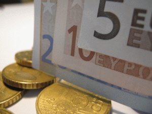 Euro a fost cotat la 4,55 lei, sub referinţa de vineri