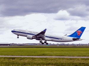 "American Airlines" preia o cotă din "China Southern Airlines"