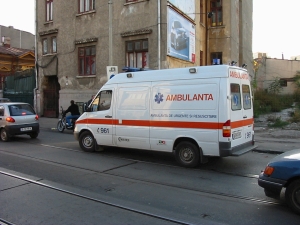 Un şofer a intrat cu maşina într-un grup de oameni
