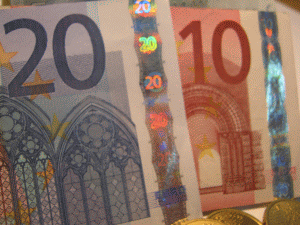 Banca Naţională a Cehiei a renunţat la pragul care limita cursul coroanei faţă de euro