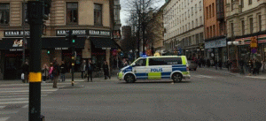 Poliţia suedeză intervenind la locul indicentului din Stockholm (Sursa foto: Twitter)