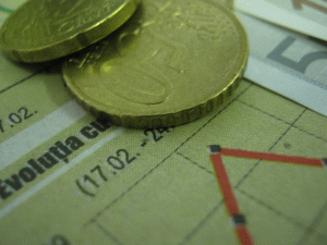 Euro a fost cotat la 4,5441 lei, peste referinţa de ieri