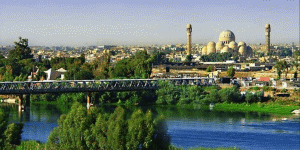 Tigris, un pod şi Marea Moschee în Mosul (Sursa foto: Wikipedia)