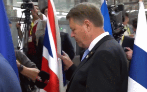 Preşedintele Iohannis mutând drapelul britanic (Sursa foto: captură Youtube)