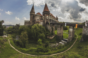 Castelul Corvinilor (Sursa foto: Wikipedia)