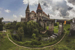 Castelul Corvinilor (Sursa foto: Wikipedia)