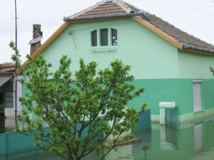 Guvernul alocă 11,5 milioane de lei pentru refacerea infrastructurii afectate de inundaţii