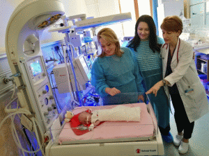 "Salvaţi Copiii" a dotat cu aparatură medicală două secţii de neonatologie
