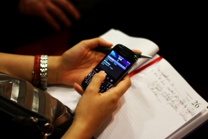 Numărul de abonamente de telefonie mobilă a depăşit numărul de cartele preplătite active