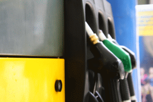 Preţul carburanţilor în România continuă să depăşească media europeană