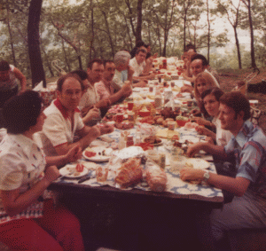 New York 1976. Generalul DIE, Bolânu, împlineşte 50 de ani. Stânga jos, familia de spioni Horotan, Augusta şi Gheorghe.