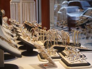 Vânzările globale pentru produsele de lux, creştere între 2% şi 4%, în 2017