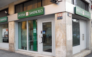 "Intesa" pregăteşte noi reduceri de costuri şi închideri de filiale