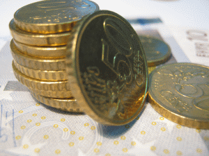 Euro a fost cotat la 4,5659 lei, sub referinţa de miercuri