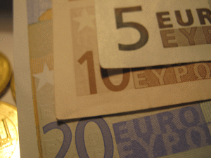 Euro a fost cotat la 4,5675 lei, peste referinţa de ieri