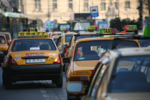 Poliţiştii au dat 47 de amenzi, în urma verificării taximetriştilor din mai multe aeroporturi 