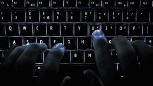 O reglementare mai strictă a mediului online nu va rezolva problema terorismului