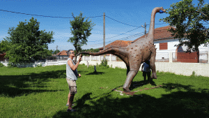 Dinozaurii expuşi în Geoparc, vizitaţi de creatorul lor