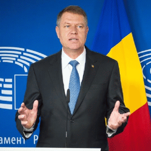 Preşedintele Iohannis are nevoie de un instrument special cu care să îmblînzească "demonii pădurii" care-i pot tulbura liniştea şi ameninţa siguranţa, are nevoie de o înţelepciune pe care nu a dobîndit-o încă, dar la care ar putea accede prin trecerea probelor tăcerii, apei şi focului! În spatele fiecărei porţi, stă un alt fel de viitor pentru România şi politica ei.
