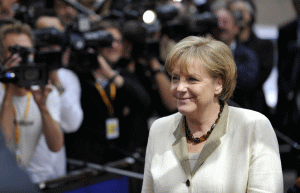 Emmanuel Macron şi Angela Merkel laudă relansarea sistemului franco-german