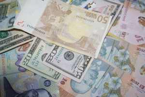 Economia globală a crescut în prima jumătate a acestui an, dar tensiunile şi incertitudinile se înmulţesc