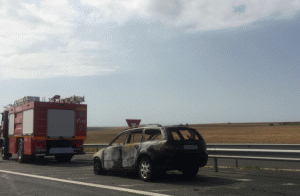 O maşină a luat foc în mers, pe Autostrada Soarelui