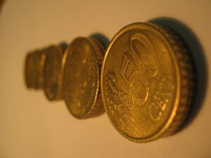 Euro a fost cotat la 4,5869 lei, peste referinţa de ieri