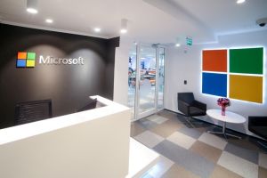 Microsoft intenţionează să reducă mii de locuri de muncă